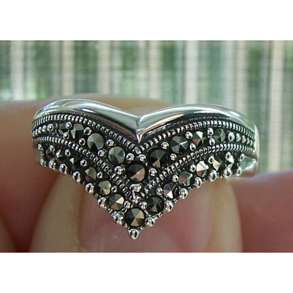 925 STERLING SILVER Chevron V Shape Marcasite Ring - Picture 1 of 16